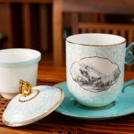 Taza de Té de Porcelana Bone China con Tapa Nubes Auspiciosas de la Ruta de la Seda
