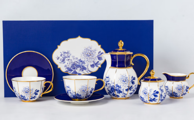 Juego de té de porcelana ósea con diseño de paisaje primaveral en azul y blanco