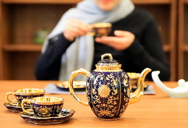 Juego de té de lujo de porcelana ósea con diseño de zafiro y detalles dorados