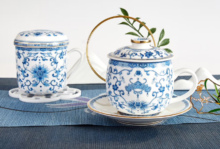 Taza de té y juego de té de porcelana ósea esmaltada en azul y blanco con borde dorado y esmalte de alta temperatura