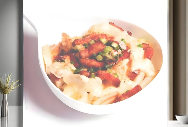 La forma de presentar papas fritas con salsa de queso