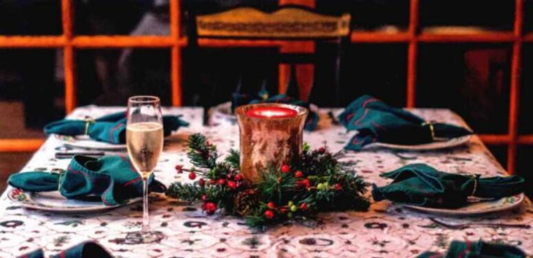 Ilumina tu mesa navideña con colores y detalles